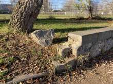 Herausgebrochener Steinblock einer Sitzmauer