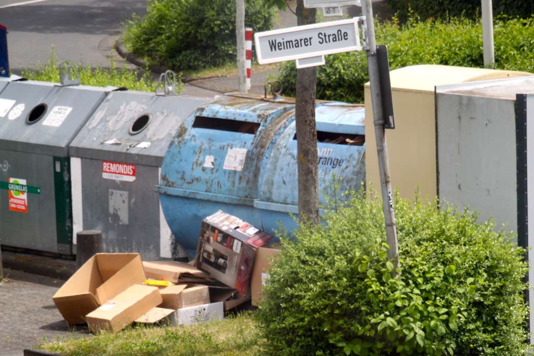 Kartons vor dem Papiercontainer Hallestraße/Ecke Weimarerstraße